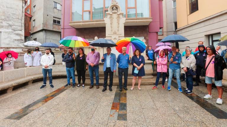 El alcalde de Malpica, cuarto izquierda, con concejales y vecinos en la concentración de esta mañana. Foto: C. Malpica