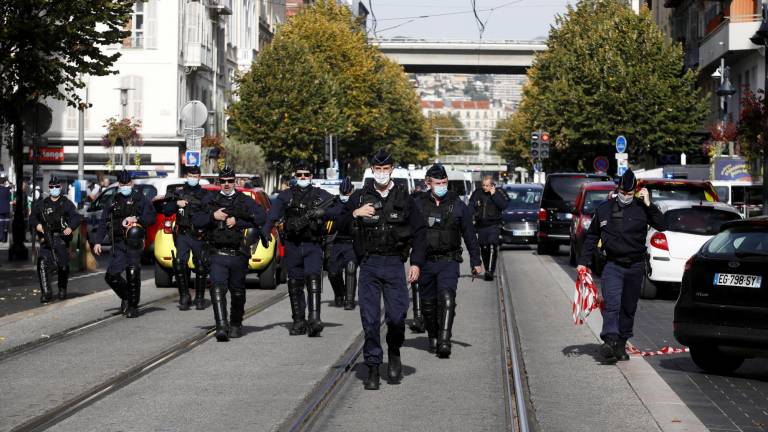 Niza (Francia), 29/10/2020.- Agentes de la policía francesa en el perímetro de seguridad establecido tras el ataque en una iglesia de la ciudad de Niza. EFE/EPA/SEBASTIEN NOGIER