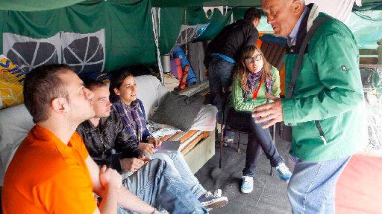 Conversación entre distintos participantes del movimiento 15-M en una carpa en Ferrol. Foto: Kiko Delgado