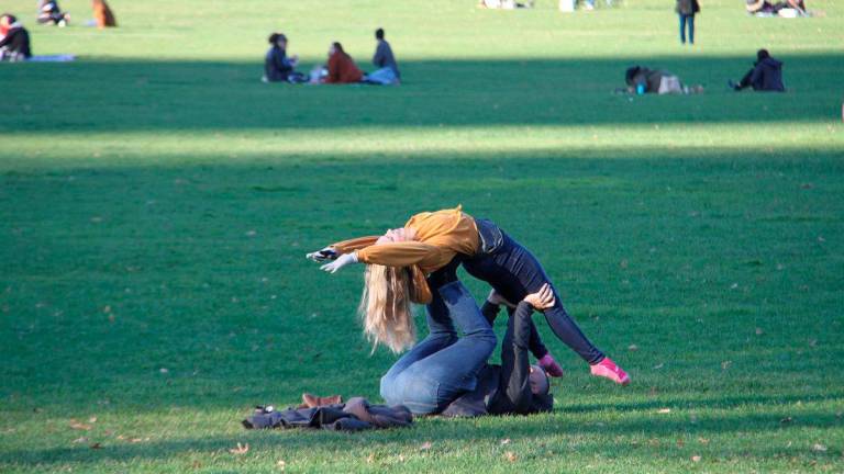 Una pareja disfruta en Central Park sin hacer uso de la mascarilla. foto: E.P.
