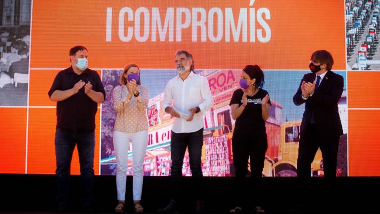 Carles Puigdemont, a la derecha, seguido de Anna Gabriel, Jordi Cuixart, Carme Forcadell y Oriol Junqueras en el escenario tras la proclama de Òmnium. Foto: Europa Press