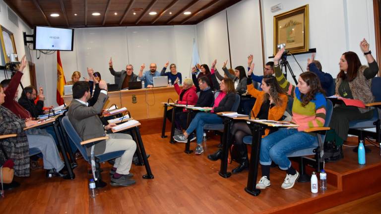 Votación, por unanimidad, de la Corporación municipal de Ames sobre el futuro servicio de transporte municipal. Foto: CDA 