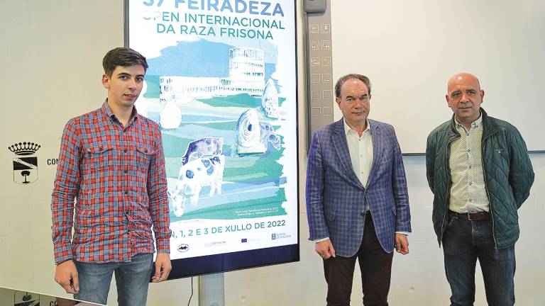 Por la izquierda: Avelino Souto, José Crespo y José Rodríguez, junto al cartel de Feiradeza tras la presentación de la feria ganadera. Foto: C. L: