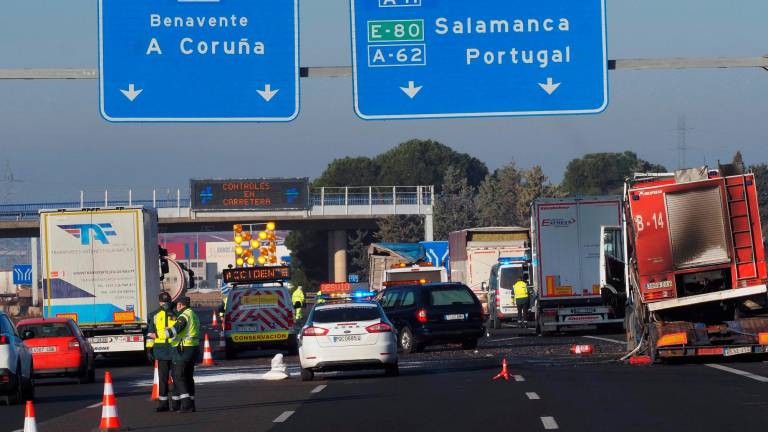 Tres personas han muerto este lunes atropelladas por un camión en el enlace de las autovías A-6 y A-62, en Tordesillas (Valladolid), cuando auxiliaban a otro conductor que se había parado en el lateral de la vía. FOTO: EFE/ R. García