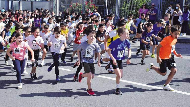 Escolares participando na carreira que percorreou seis quilómetros polas rúas. Foto: C. V.