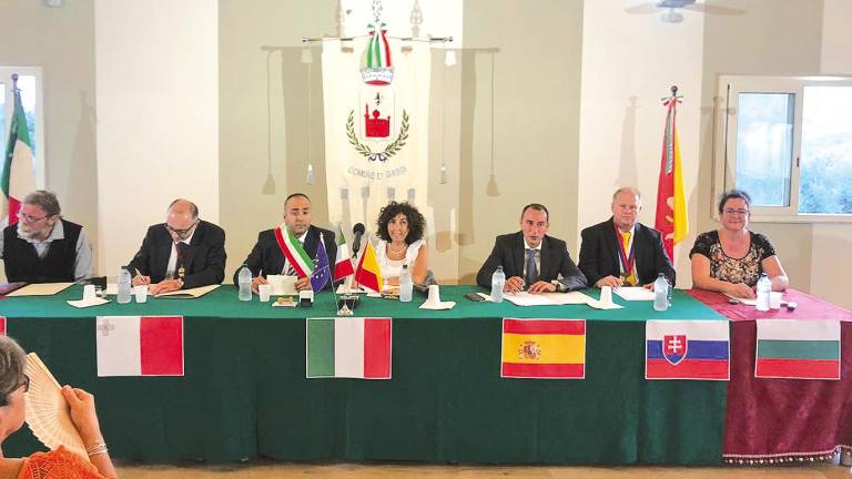 O alcalde de Padrón, Antonio Fernández, terceiro pola dereita, cos seus homólogos europeos no encontro. Foto: C. P.