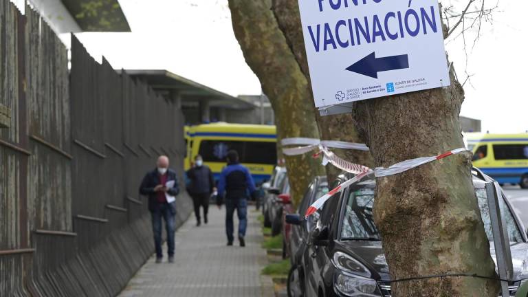 Indicaciones para acudir a la vacunación en el Hospital de Oza-Cesuras. Foto: E.P.
