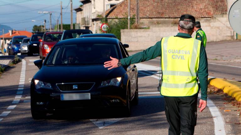 Agentes de la Guardia Civil realizan un control de tráfico en Saiáns, aunque en este caso el motivo era vigilar el cierre perimetral que se activó de la ciudad de Vigo. Foto: EFE / S. Sas