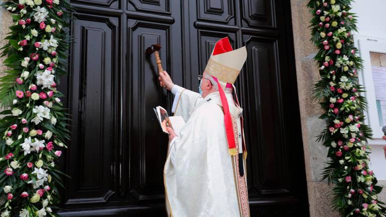 O arzobispo de Santiago, monseñor Julián Barrio, presidiu o acto de apertura da porta santa e do inicio do Ano Xubilar da Virxe da Xunqueira. Foto: Fuentes