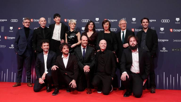 El equipo de la película “As Bestas” posa a su llegada a la ceremonia de entrega de la décima edición de los Premios Feroz que otorga la Asociación de Informadores Cinematográficos de España (AICE), este sábado en Zaragoza. EFE/Javier Cebollada