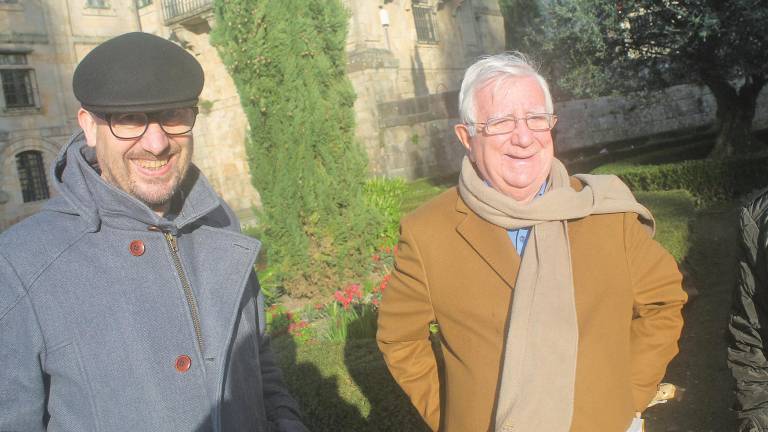 Carlos Ruiz Miguel (izquierda ) y Tomás Alcoverro, periodista barcelonés , paseando por Compostela.