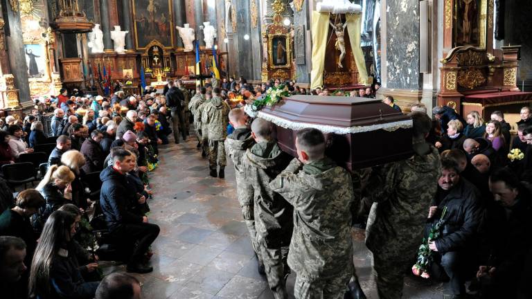 religión. Soldados llevan uno de los ataúdes durante el funeral de dos soldados ucranianos que perdieron la vida en medio de la invasión rusa de Ucrania (Lviv). Foto: Mykola Tys 