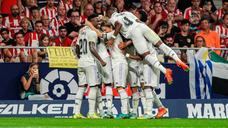 LOS JUGADORES del Real Madrid celebran el gol de Valverde en el Metropolitano. Foto: EP