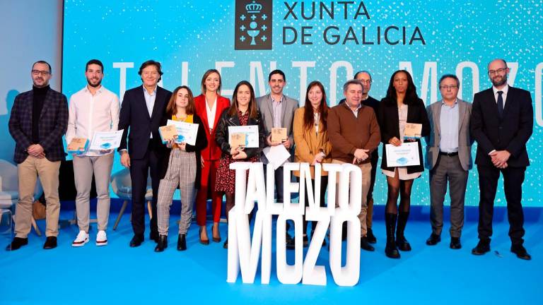 Foto de familia dos premiados e autoridades na primeira edición do certamen Talento Mozo. Foto: Gallego 