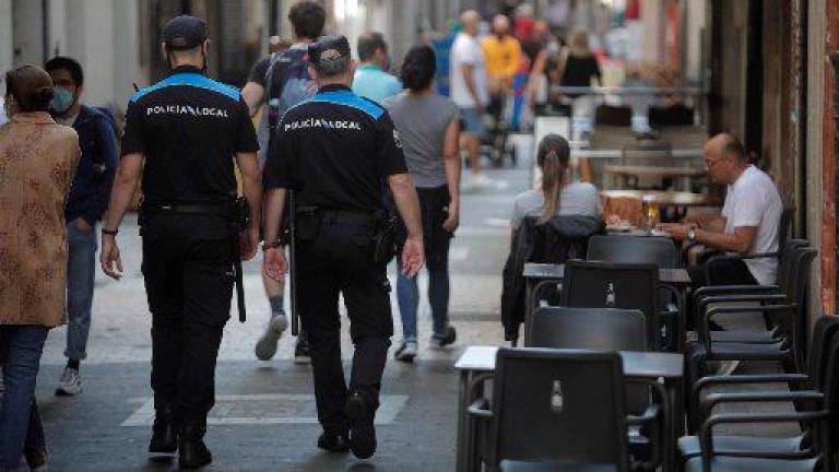 A Coruña. Archivo. Agentes de la Policía Local vigilando que se cumplan las medidas en las terrazas.