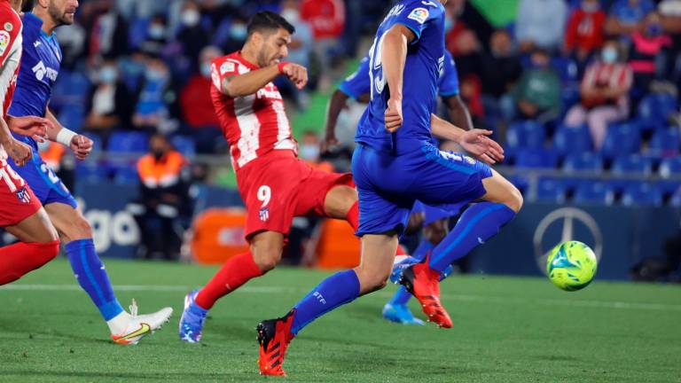 MATADOR Luis Suárez (9) marcó con este remate el primer gol del Atlético. Foto: K. Huesca