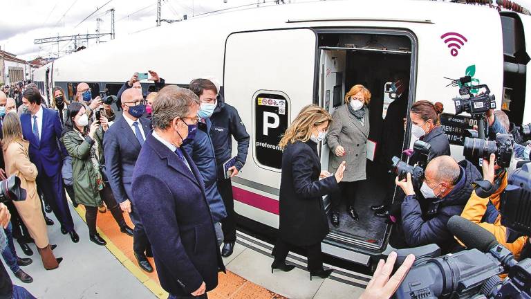Núñez Feijóo observa como se sube al tren la ministra de Transportes, Raquel Sánchez, el día en el que se realizó el viaje en pruebas de la línea Madrid-Ourense del AVE. Foto: F. B.