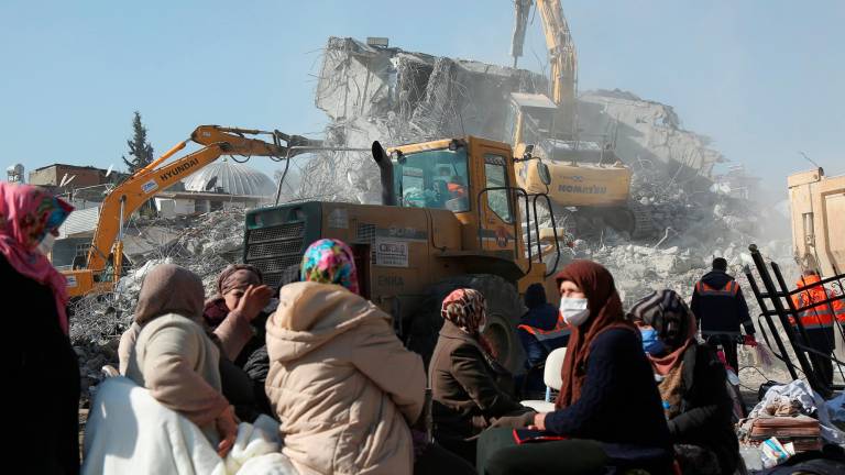 equipos de búsqueda y rescate trabajan entre los escombros de un edificio. Foto: Sertac Kayar / Reuters