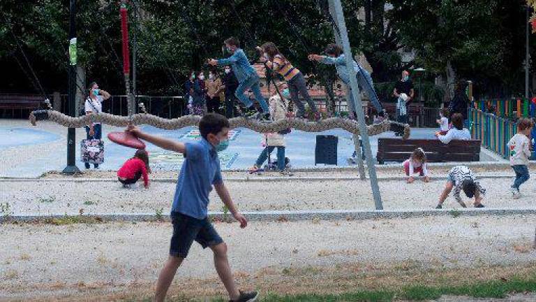 OURENSE. Archivo. Niños y niñas jugando en un parque el primer día de “nueva normalidad” en Galicia. EFE/Brais Lorenzo