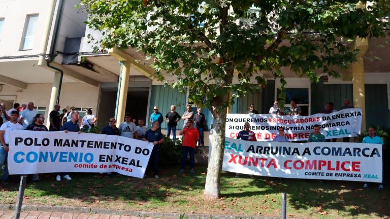 Traballadores de Xeal concentrados ante a sede de Augas de Galicia, a pasada semana. Foto: CIG