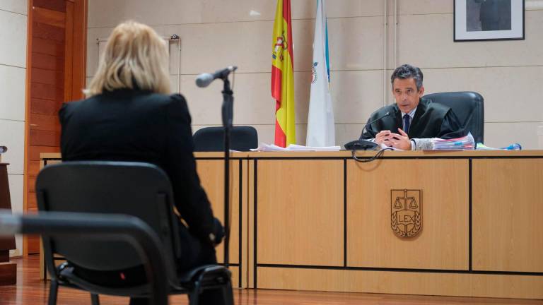 La acusada por el doble accidente mortal de Palmeira frente al juez Ángel Pantín en la Audiencia Provincial. Foto: Europa Press