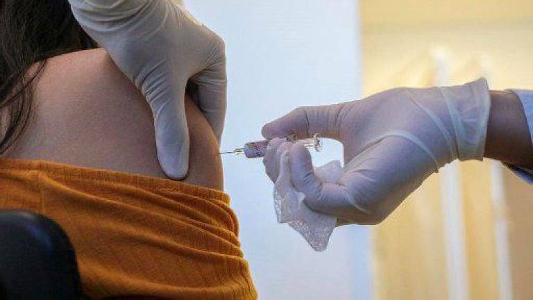 Fotografía cedida a EEFE por el Gobierno de Sao Paulo que muestra la aplicación de una vacuna contra el nuevo coronavirus desarrollada por el laboratorio chino Sinovac este mes en una Clínica de Sao Paulo (Brasil)/ EFE