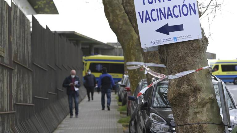 Punto de vacunación en el Hospital Marítimo de Oza, en A Coruña. M. DYLAN / EUROPA PRESS