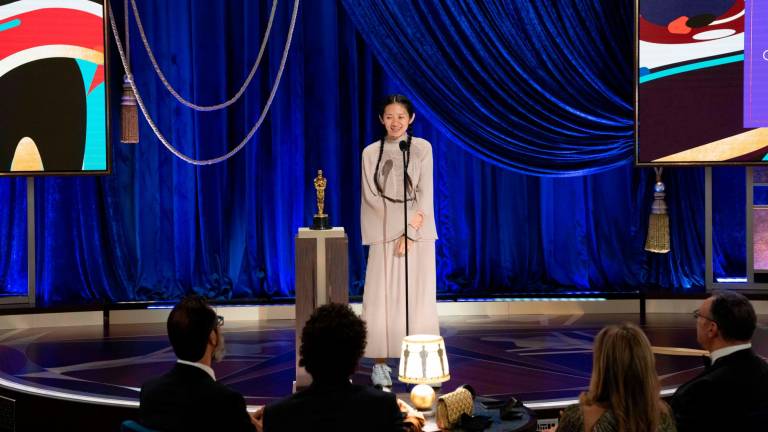 La directora y productora china Chloe Zhao, en el momento en el que agradece el Óscar a la mejor dirección, por Nomadland . Foto: Europa Press