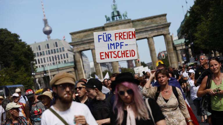 Berlin (Alemania), 01/08/2020.- Los manifestantes delante de la Puerta de Brandenburgo durante las protestas de este sábado contra las restricciones tomadas en Alemania para frenar el coronavirus. EFE/EPA/FELIPE TRUEBA