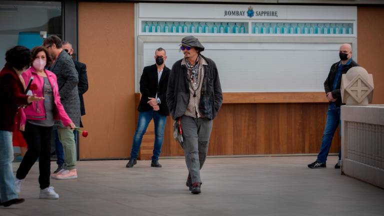 El actor estadounidense, Johnny Depp, en el dentro de la imagen, y a la derecha la izquierda con chaqueta rosa del BCN Film Fest, Conxita Casanovas. Foto: David Zorrakino