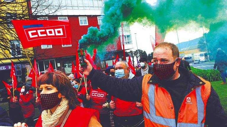 manifestación organizada por el sindicato Comisiones Obreras, una de las protestas convocadas este jueves en Ferrol con motivo del 50 aniversario de los sucesos del 10 de Marzo de 1972, cuando los disparos de la policía acabaron con la vida de dos trabajadores de los astilleros ferrolanos que participaban en protestas del sector naval. Foto: Kiko Delgado 