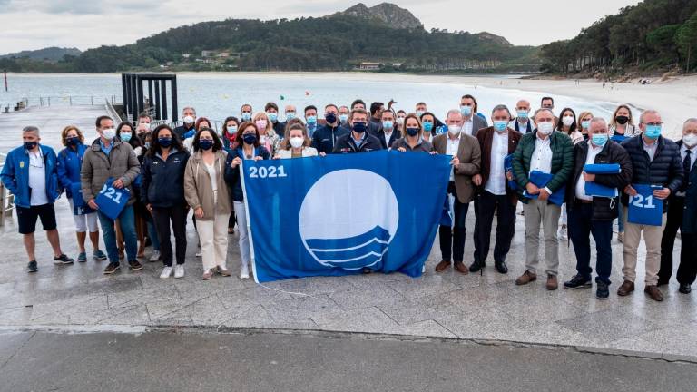 MEDIO AMBIENTE. O presidente da Xunta, na praia de Rodas, nas Illas Cíes, durante o acto de entrega das bandeiras azuis deste ano. Foto: Xunta de Galicia