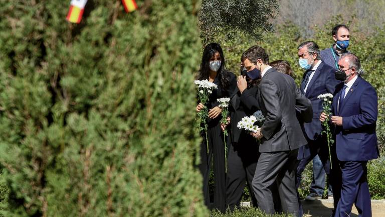 Villacís, izquierda, ante Casado en el homenaje a las víctimas del 11-M en el Retiro. Foto: E.P.