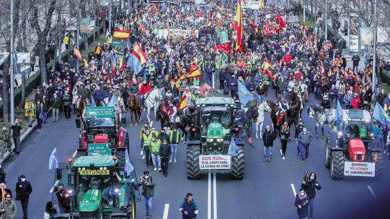 Jinetes a caballo, tractores y manifestantes en el Paseo de la Castellana. Foto: R.Rubio/E.P.