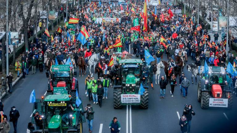 Personas a caballo con banderas de España, tractores y manifestantes en la movilización en defensa del campo y del mundo rural y la futura Ley de Protección Animal. FOTO: Ricardo Rubio - Europa Press