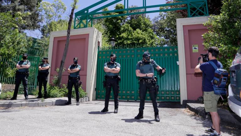 Agentes de la Guardia Civil ante la entrada de la vivienda del productor José Luis Moreno. Foto: Antonio Gutiérrez/E.P.