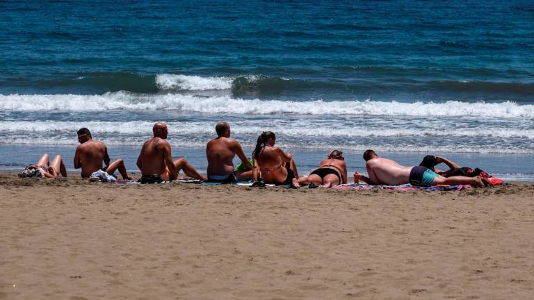 Amigos en la playa de Maspalomas, en Gran Canaria, el pasado 25 de mayo. EFE/Ángel Medina G.