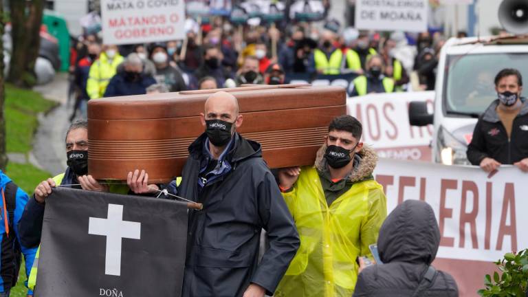 Manifestación de hosteleros que recorre las calles de Santiago hasta la Xunta para reclamar el rescate del sector ÁLVARO BALLESTEROS - EUROPA PRES 29/01/2021