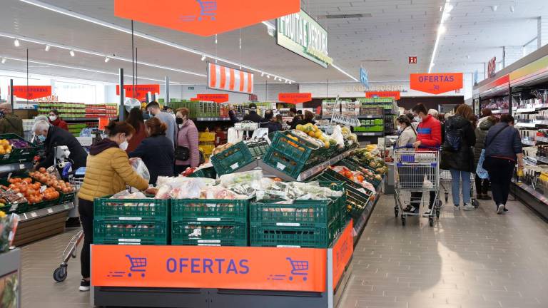 supermercados. Clientes realizan sus compras en un supermercado de Santiago de Compostela. Foto: Antonio Hernández