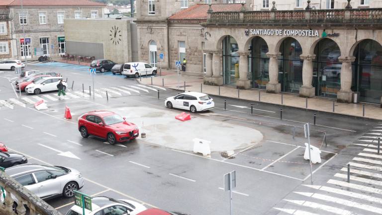 La ubicación de la nueva plaza conlleva la retirada y sustitución de la histórica farola que se alzaba frente a la estación. Foto: A. Hernández