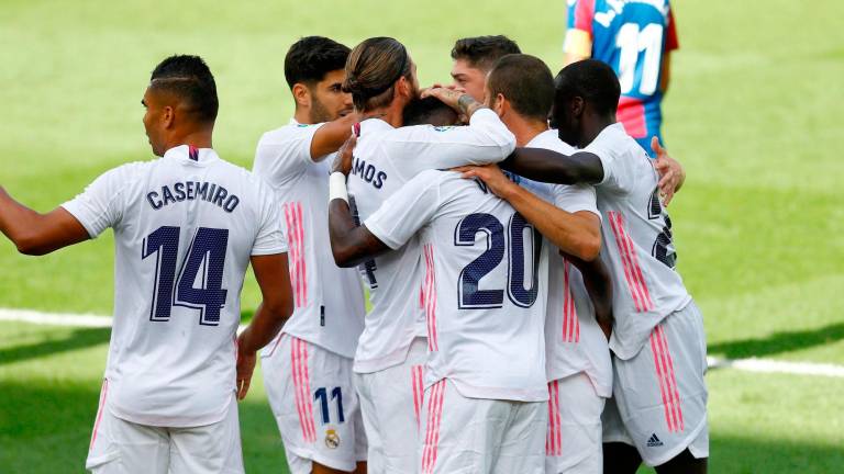 VICTORIA Los jugadores del Real Madrid celebran el gol de Vinicius, que abrió el marcador. Foto: Domenech Castelló