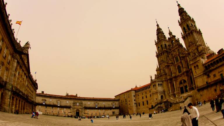 La plaza del Obradoiro teñida por la nube de polvo subsahariano que se desplazó hasta Galicia. Foto: Fernando Blanco