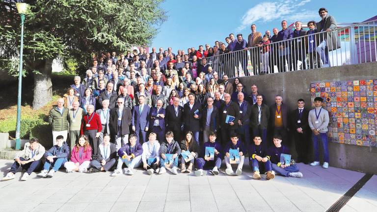 EL CENTENAR de participantes en el homenaje a la familia de la Agrupación Deportiva Peleteiro con motivo de los 50 años de la entidad. Foto: G.
