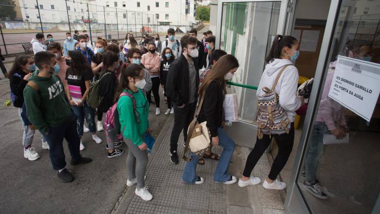 Na foto de arquivo, estudantes de Bacharelato entrando nun instituto. CARLOS CASTRO/EUROPA PRESS