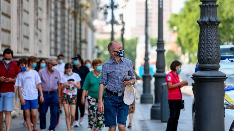 Un grupo de personas caminando por Madrid con sus respectivas mascarillas. Foto: R. Rubio/E.P.