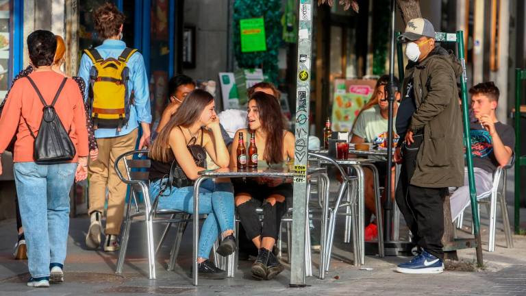 Varias personas en la terraza de un bar de Madrid, justo al comienzo de la Semana Santa, donde se observa como las medidas de prevención del contagio de coronavirus no siempre se utilizan como es debido. Foto: Europa Press