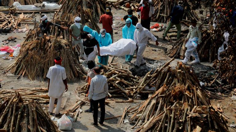 Un grupo de personas transporta el cadáver de un fallecido por COVID para ser incinerado en New Delhi, donde la nueva variante aparecida en la India está haciendo estragos Foto: ZU / DPA