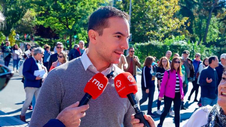 El portavoz del PSOE en la Asamblea de Madrid, Juan Lobato, atendiendo a medios FOTO: PSOE-M