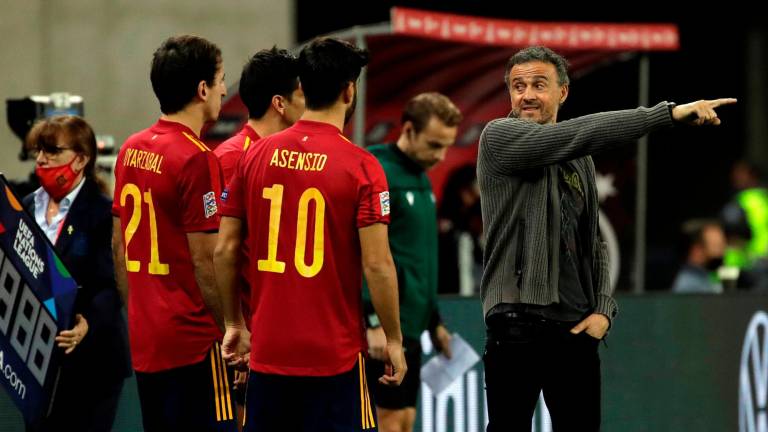 EN LA BUENA DIRECCIÓN Luis Enrique da instrucciones a varios jugadores ante Alemania. Foto: Julio Muñoz 