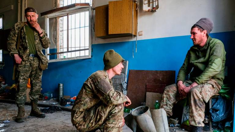 28 de mayo de 2022, Lysychansk, Ucrania: Soldados discutiendo sobre una pieza de proyectil de un misil BM-27 Uragan disparado por el ejército ruso cerca de su posición. Lysychansk es una ciudad en la margen alta derecha del río Donets en la región de Luhansk. La ciudad es parte de un área metropolitana que incluye Severodonetsk y Rubizhne; las tres ciudades constituyen uno de los complejos químicos más grandes de Ucrania. Lysychansk es ahora la primera línea desde que las tropas rusas destruyeron el puente que conecta Severodonetsk con Lysychansk. Las tropas rusas están atacando la ciudad y avanzando hacia ella. El ejército ruso ocupa la carretera principal que conecta Lysychansk con Kramatorsk. FOTO: Rick Mave / Zuma Press / ContactoPhoto 28/05/2022
